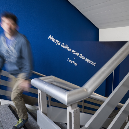 Ein <Student geht die Treppe hinauf.