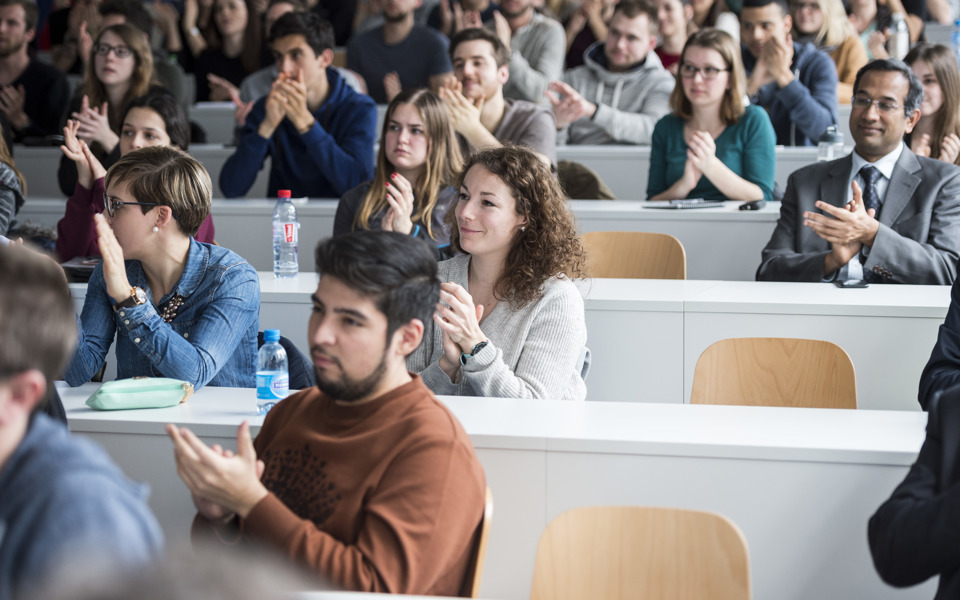 Une classe d'étudiants qui applaudissent-HEG-FR