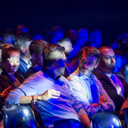 Personnes assises dans un auditoire pendant un événement