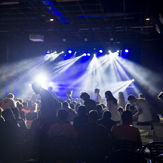 Personen in einem Publikum während einer Veranstaltung