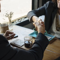 Une poignée de main entre un homme et une femme