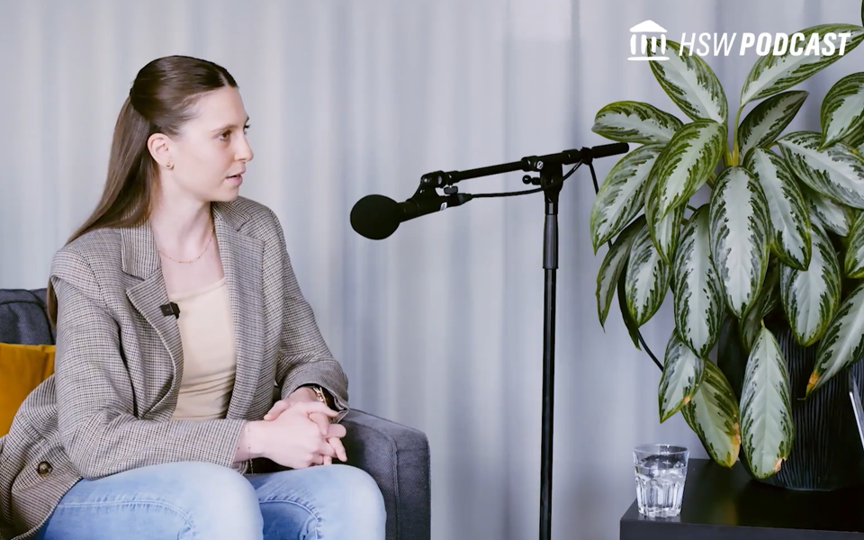 eine Frau spricht im HSW podcast