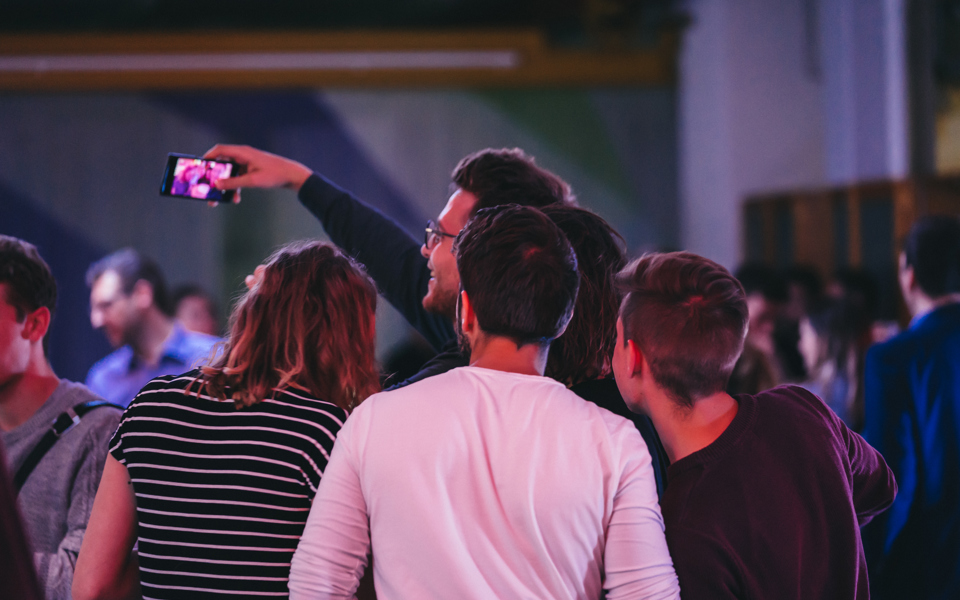 Jeunes qui font un selfi