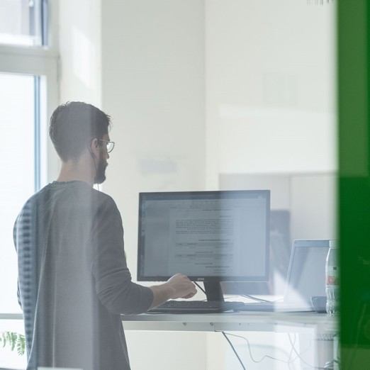 Employee working in front of a computer in a lab