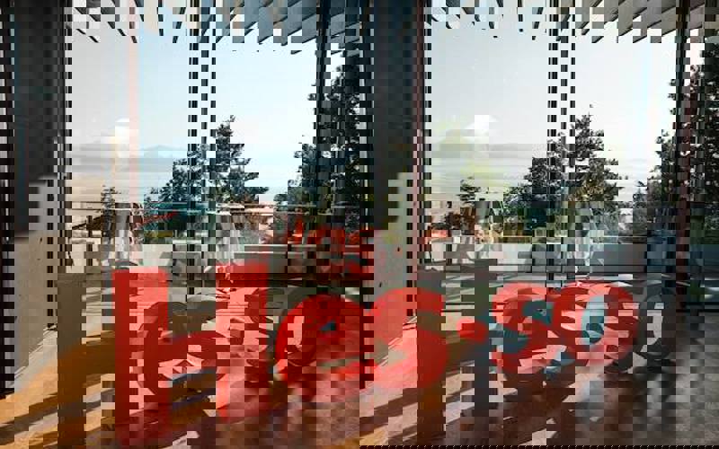 Buchstabenskulptur HES-SO im Olympischen Museum in Lausanne.