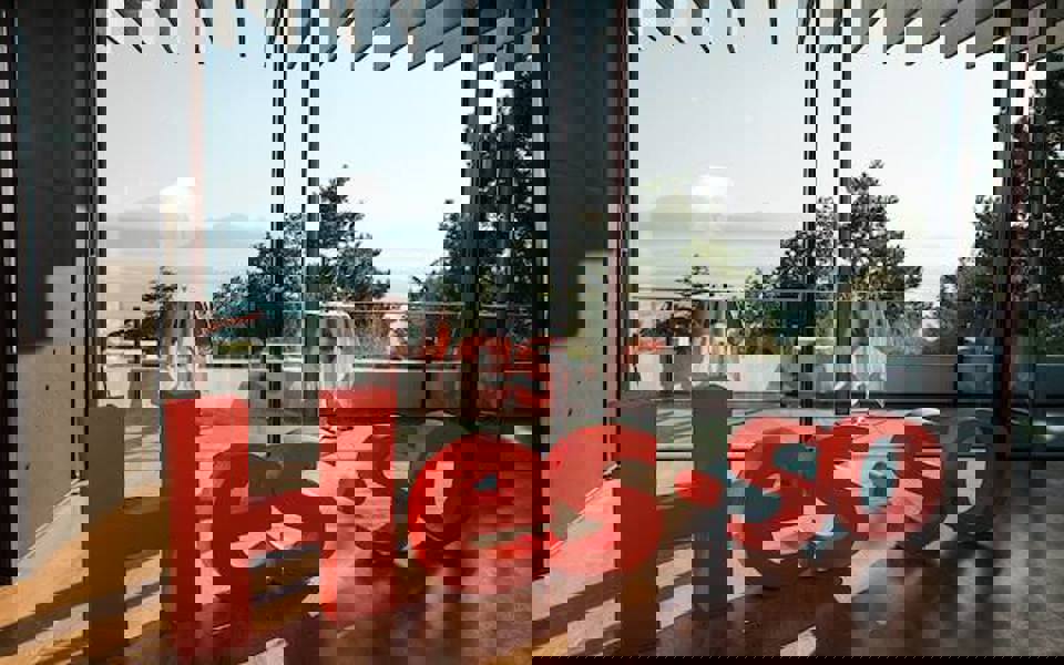 Sculpture des lettres HES-SO au Musée olympique Lausanne.