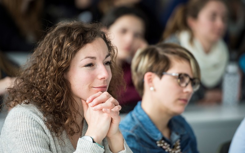 Une femme qui écoute lors d'une présentation 