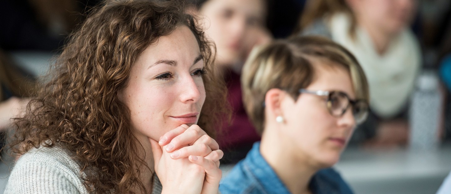 Une femme qui écoute lors d'une présentation 