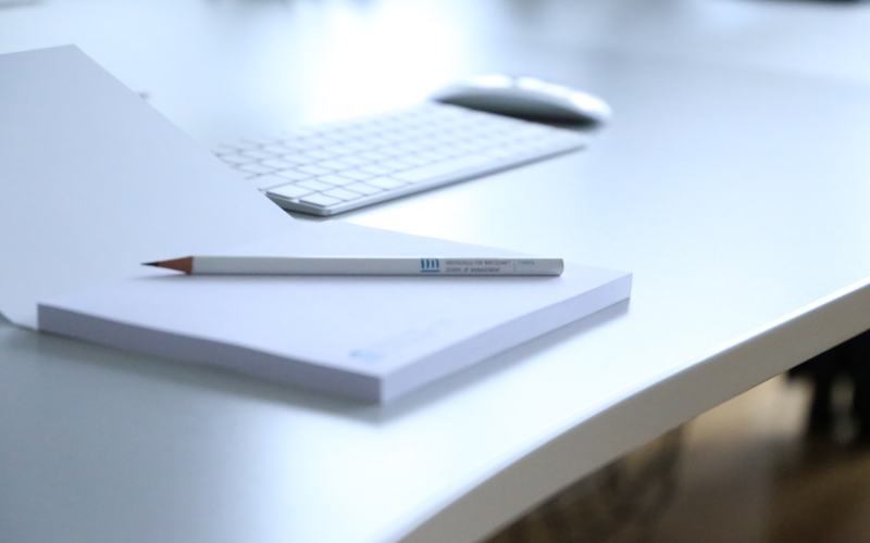 IMG 1080 Crayon à papier posé sur un bloc note