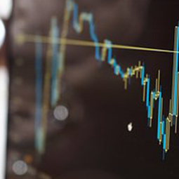 Ecran d'ordinateur montrant des statistiques financières