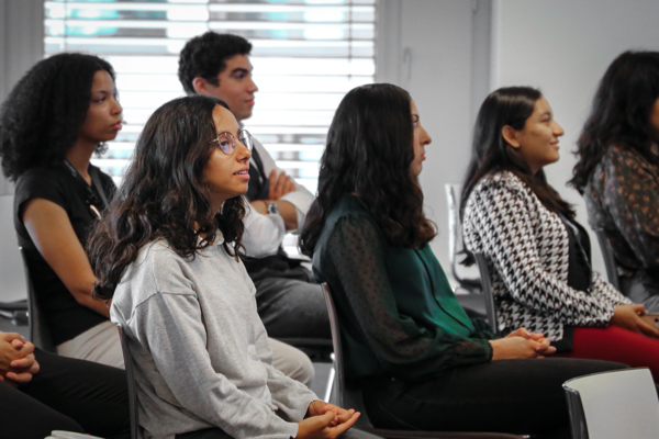 Student bei einem Unternehmensbesuch - Sommerschule HEG-FR