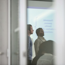 Zwei Studenten stellen ein Projekt vor