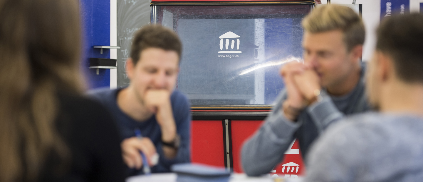 Un groupe d'étudiants autour d'une table